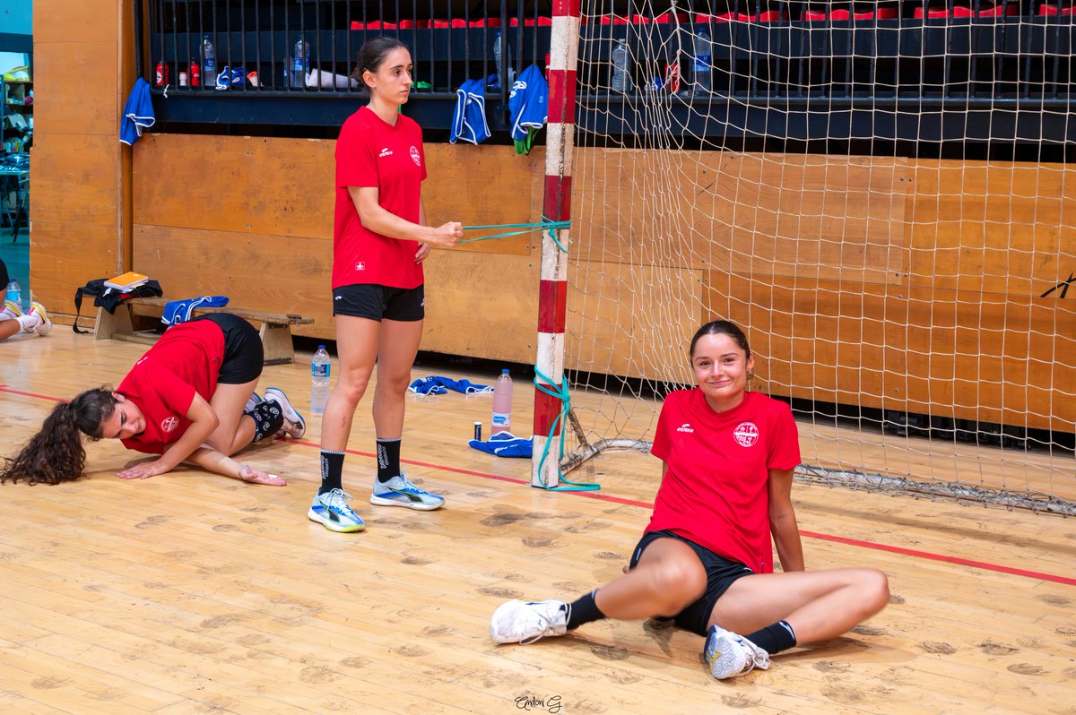 andoni_gonzalez's tweet photo. 🔴⚫ ¡VUELVEN LAS GUERRERAS ZUAZOTARRAS! 🤾‍♀️🔥

Primera semana de pretemporada completada 💪🏽✨ Las chicas de @josebarod69 ya trabajan en el 40x20 para preparar una temporada que ilusiona mucho ❤️🖤

Columna vertebral del equipo + nuevos fichajes = ¡ganas de empezar! 🚀

@CbmZuazo https://t.co/vgrD0C16Di