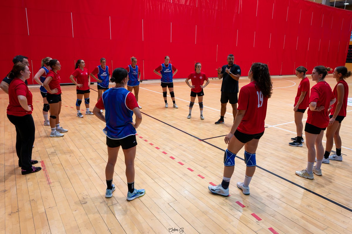 andoni_gonzalez's tweet photo. 🔴⚫ ¡VUELVEN LAS GUERRERAS ZUAZOTARRAS! 🤾‍♀️🔥

Primera semana de pretemporada completada 💪🏽✨ Las chicas de @josebarod69 ya trabajan en el 40x20 para preparar una temporada que ilusiona mucho ❤️🖤

Columna vertebral del equipo + nuevos fichajes = ¡ganas de empezar! 🚀

@CbmZuazo https://t.co/vgrD0C16Di