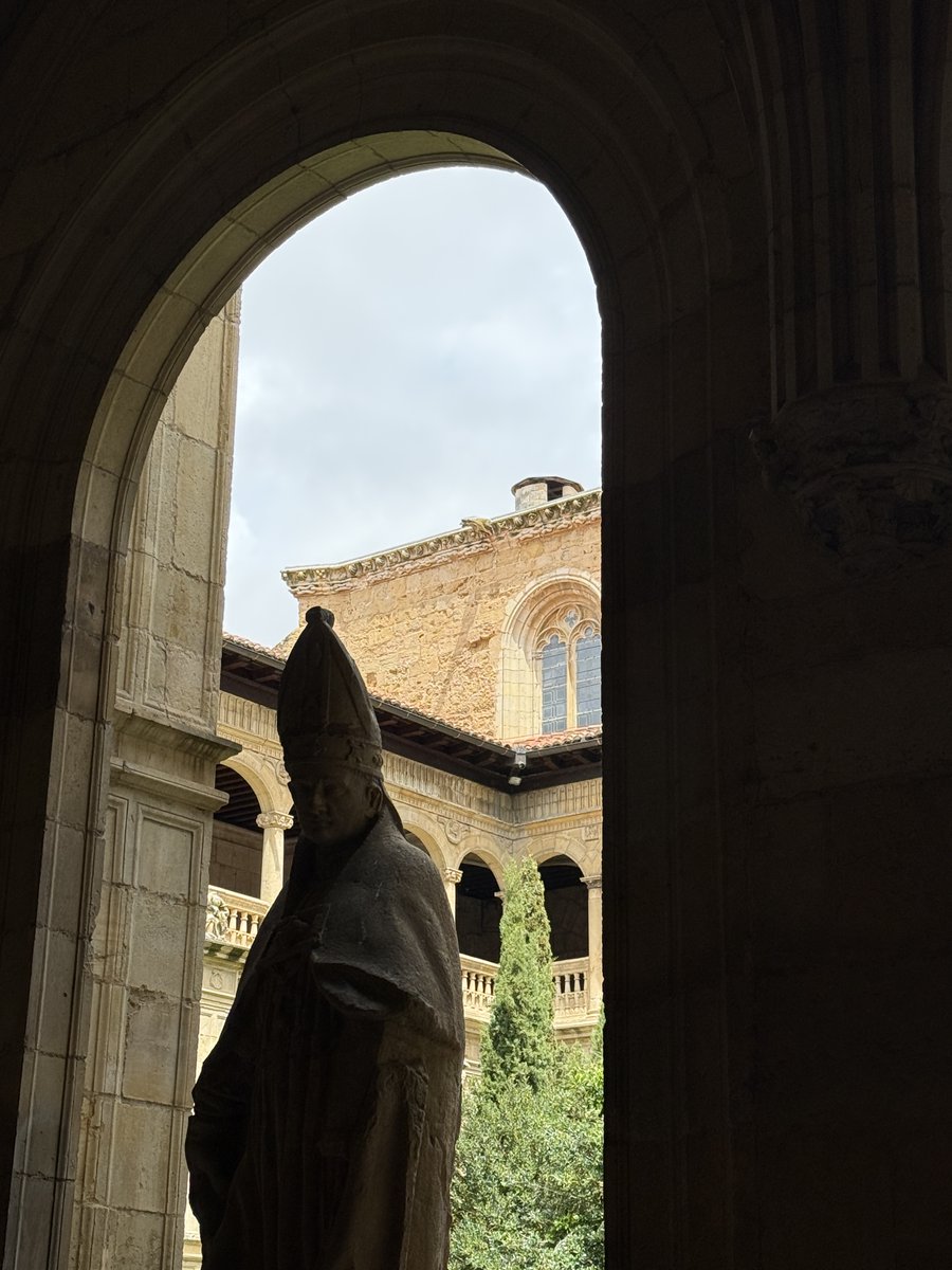 LeonAyto's tweet photo. 👋🌍 Este miércoles damos los #buenosdíasmundo desde el Claustro del Parador de San Marcos de #LeónEsp #Leónespaña #LeónSoloHayUno https://t.co/76WGp90Okn