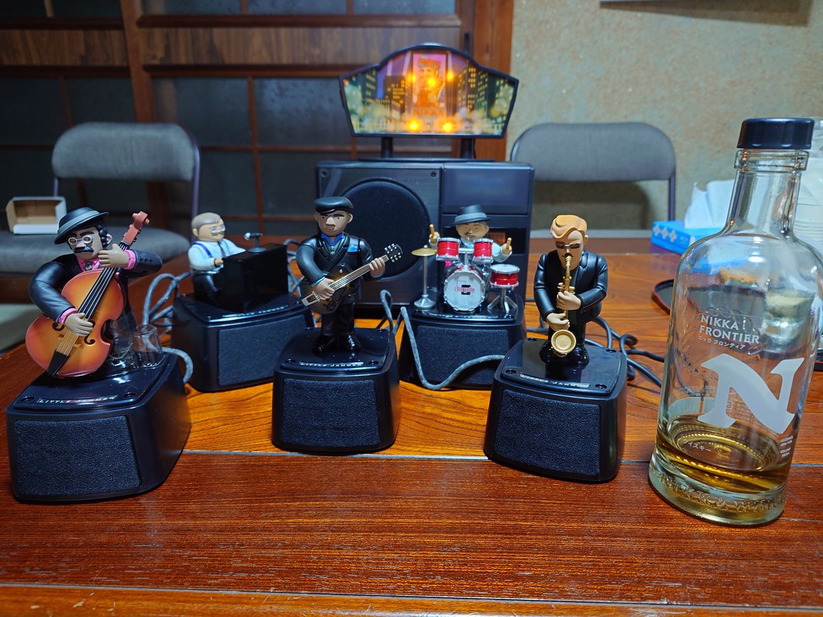 kitazii's tweet photo. 実家の片付けしてたらレア？な物出て来ました。ニッカウィスキーの景品みたいです。
各パートスピーカーになっており、音と一緒に動きます！カッコいい！
スピーカーもKENWOODなのでムダに音も良いです👍️ https://t.co/gLGOMNQoJw