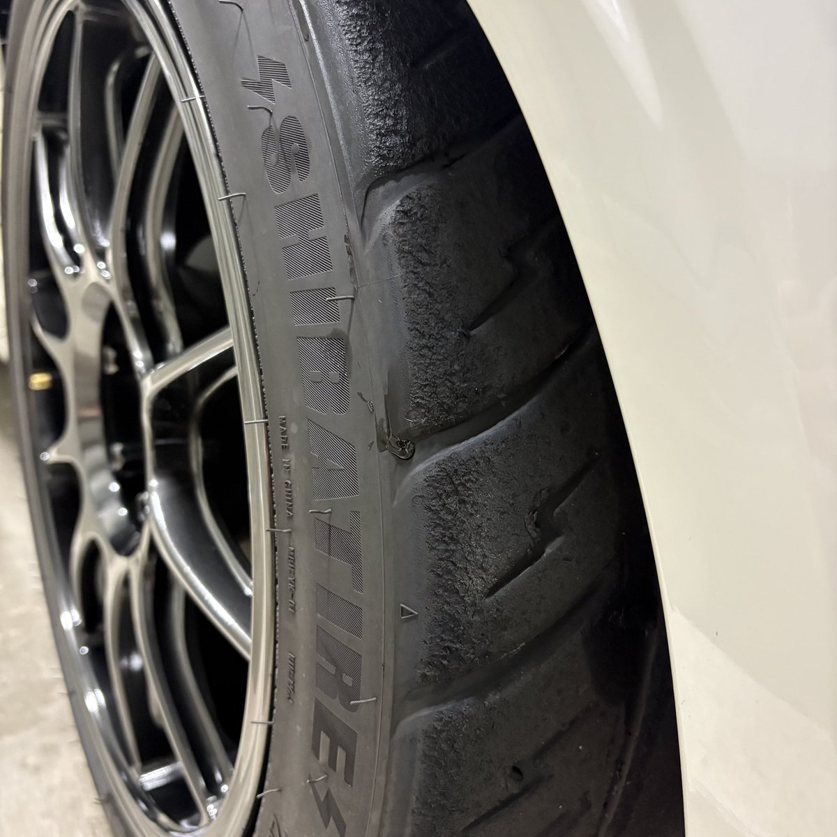 brztarou's tweet photo. 久しぶりの出走予定が入りましたので
安全祈願洗車と、久しぶりの🐕⚡️200に履き替え
この時期の200、自分に上手くまとめられるかな〜 https://t.co/qfjuyRulSn