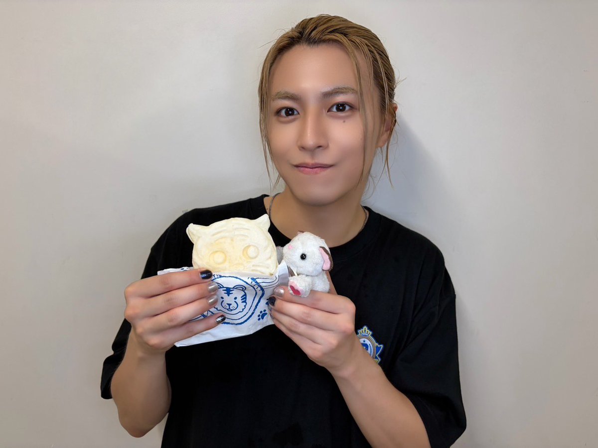 zootopureyade's tweet photo. 🐯

8号車のみなさーん

きようはたいせつなおにいさん
いーつぱいなの

ぼくたのしー

そのおにいさんたちに
タカシくんがぼくのおうちの
おいちいをぷりぜんと
しました

おにいさんたちもちもち
したかしら

こんどリョウガさんと
シューくんとももちもちしないと

ティガシ https://t.co/bTwMNRHOpf