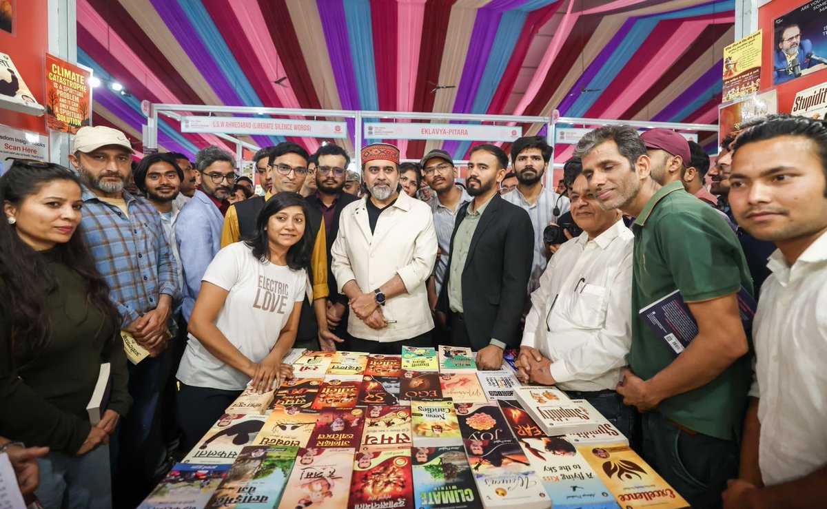 _JigneshParmar_'s tweet photo. A small act of setting up a bookstall can become part of a much larger movement for wisdom and awareness.
#WisdomWarriors 
#AcharyaPrashant https://t.co/Hh5dBN1enV