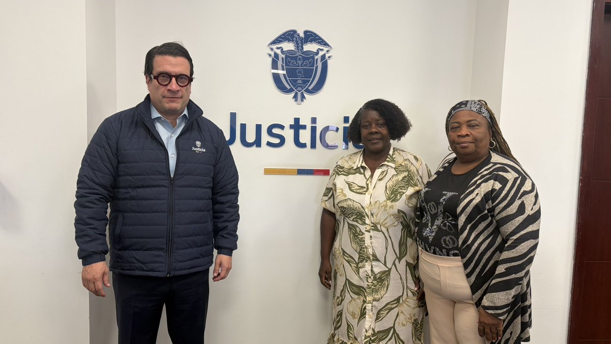 MinjusticiaCo's tweet photo. Quien delinque, responde. Quien se acoge y repara, puede volver a empezar.
Con la alcaldesa de Puerto Tejada, Luz Adíela Salazar, reiteramos la disposición de impulsar la resocialización para jóvenes que decidan abandonar las pandillas, acogerse a la justicia y reparar el daño.🧵 https://t.co/hRoR3nm54o