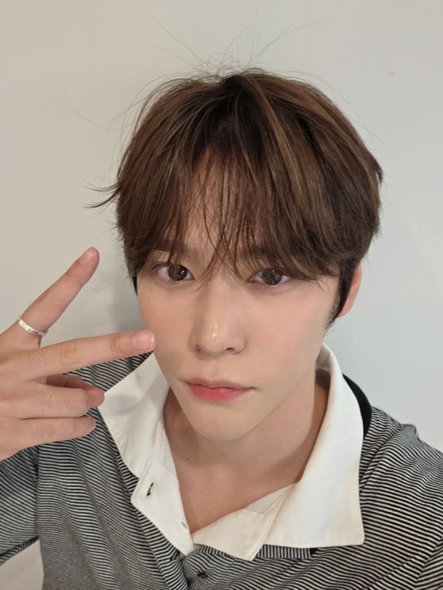 _geuynk's tweet photo. 은석을 만난 날을 잊고 싶지 않아서, 매번 사인회에서 "오늘 비주얼 셀카 올려줄래？"라고 부탁하면, 매번 주는 은석😭😭 벌써 세 번째😭😭 https://t.co/XTrJK1zHHk