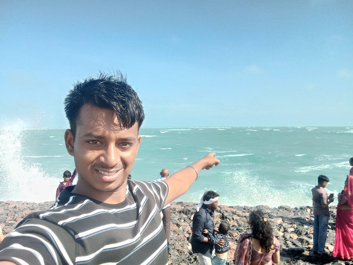arjunrane10's tweet photo. 📍Dhanushkodi, Tamil Nadu, India 🇮🇳 
It's the last land of India 🇮🇳 
Slide 2 I am pointing ☝️Sri Lanka 🇱🇰 
Slide 3 I am pointing ☝️Ram Setu 
RAMAYAN is not just a story it's a history 🥹 I am so blessed 😇 and lucky ❤️ to watched Ram Setu. Dream turned into reality #जयश्रीराम 🚩 https://t.co/7eygdHxBLU