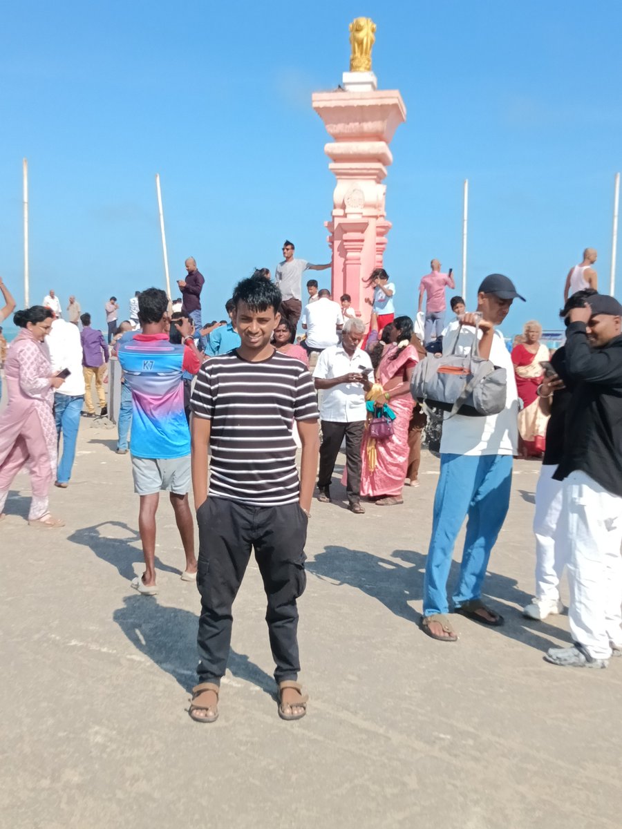 arjunrane10's tweet photo. 📍Dhanushkodi, Tamil Nadu, India 🇮🇳 
It's the last land of India 🇮🇳 
Slide 2 I am pointing ☝️Sri Lanka 🇱🇰 
Slide 3 I am pointing ☝️Ram Setu 
RAMAYAN is not just a story it's a history 🥹 I am so blessed 😇 and lucky ❤️ to watched Ram Setu. Dream turned into reality #जयश्रीराम 🚩 https://t.co/7eygdHxBLU