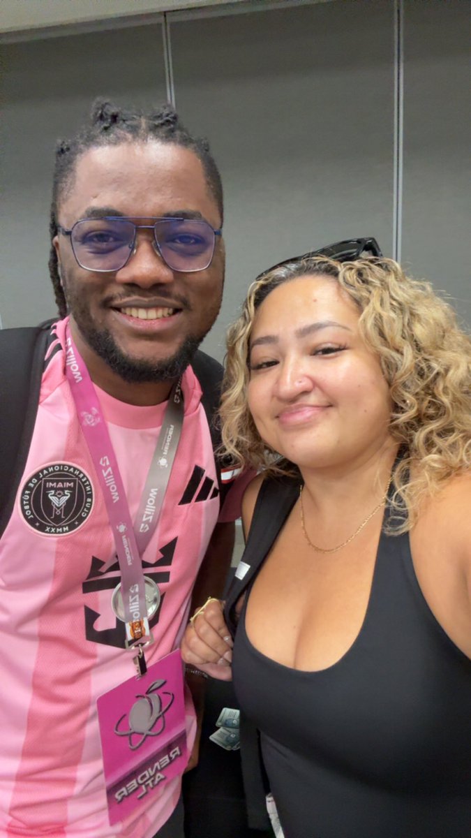 driannavaldivia's tweet photo. I enjoyed meeting new faces and catching up with familiar ones. I’m already home safely and hope everyone makes it back home safely too #renderatl 🍑 https://t.co/pkieRzbM10