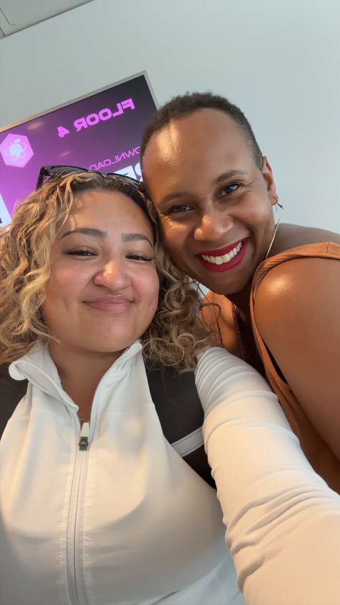 driannavaldivia's tweet photo. I enjoyed meeting new faces and catching up with familiar ones. I’m already home safely and hope everyone makes it back home safely too #renderatl 🍑 https://t.co/pkieRzbM10