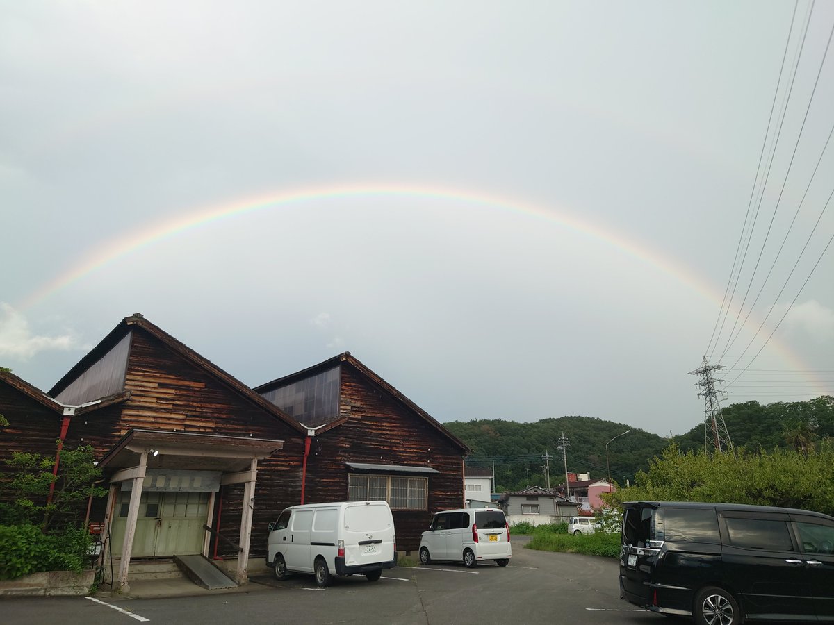 hiro_kun_1758's tweet photo. 今日の夕方市内ではとても綺麗な虹が出ていましたよ!12日も見れたので悪天候に感謝だね。 https://t.co/zAkmikhevC