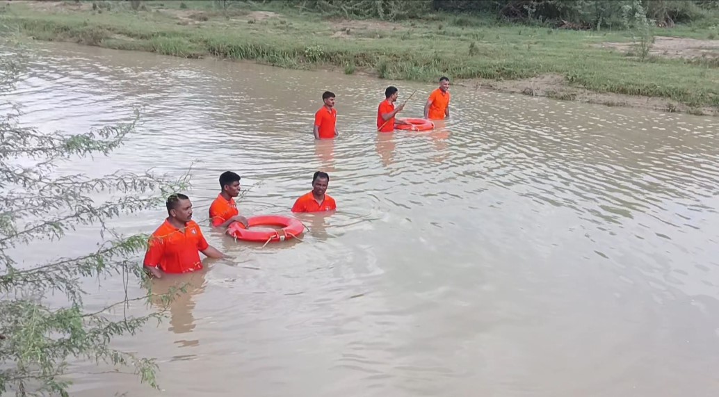 SDRFRaj's tweet photo. मानसून सत्र 2026 में कोटा जिले में तैनात SDRF बी कम्पनी की बी-04 रेस्क्यू टीम ने ईटावा क्षेत्र में कालीसिंध नदी के बरसाती नाले में बहे युवक राजेश महावर के शव को बरामद कर स्थानीय प्रशासन को सुपुर्द किया। 
SDRF राजस्थान—आपदा सेवार्थ कटिबद्धता। 
#SDRFRajasthan #Rescue 
@spkotarural https://t.co/Z2pBFlRnsL