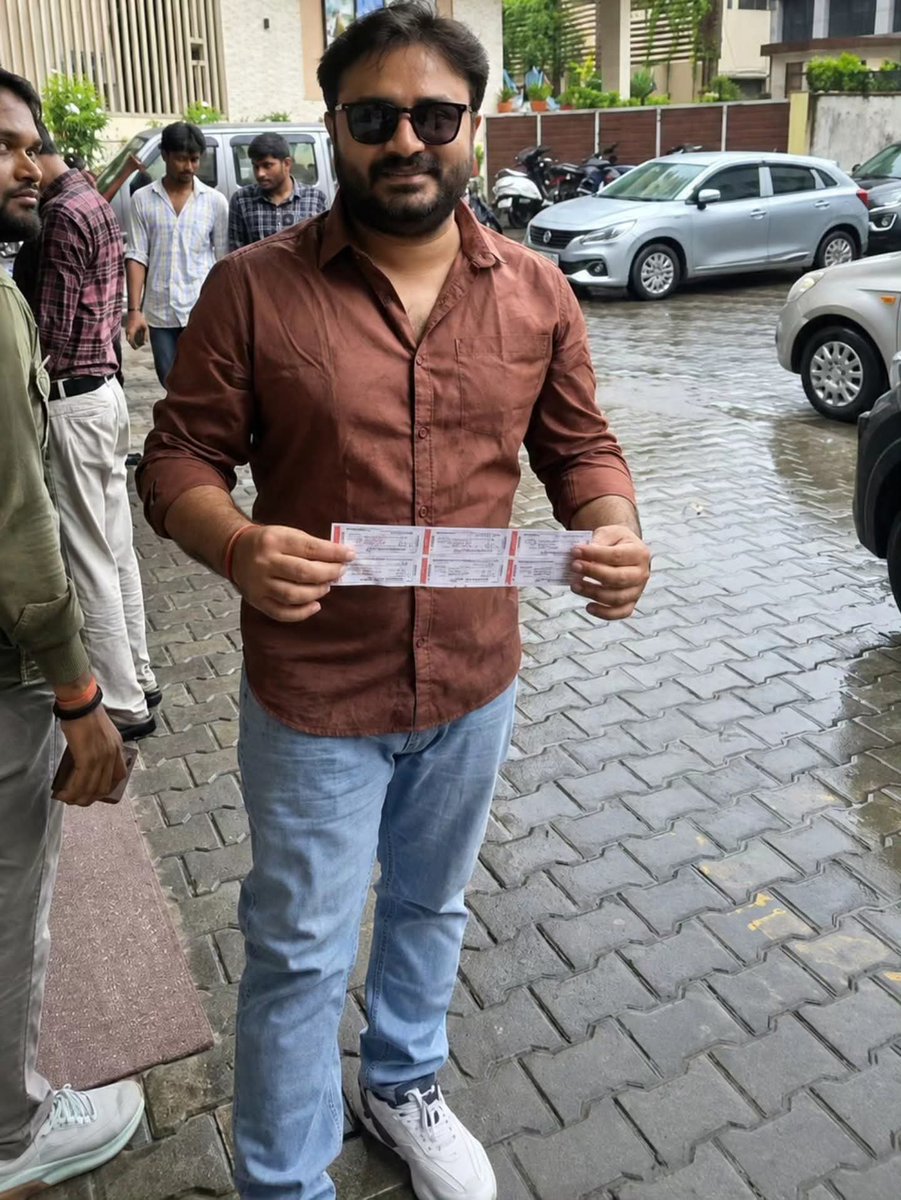 sanuj34752's tweet photo. Watching Awarapan 2 At Khilona Cinema Jhansi (14 August) 🤩🤩😘😘... https://t.co/J7Y1ue9BAa