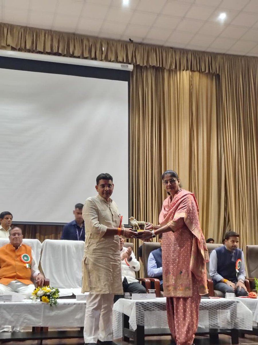Nidhigupta51301's tweet photo. 13 अगस्त 2026 राज्य स्तरीय एक दिवसीय युवा नेतृत्व एवं कौशल विकास कार्य��ाला में @nssdls के स्वयंसेवकों ने अपनी सक्रिय सहभागिता निभाते हुए सामूहिक नृत्य किया तथा  #ViksitBharat2047 में युवाओं की भूमिका को विस्तार पूर्वक समझा। https://t.co/tKcUByXxiY