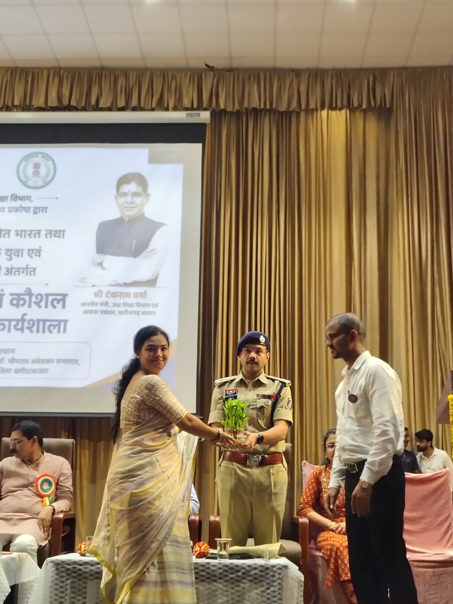 Nidhigupta51301's tweet photo. 13 अगस्त 2026 राज्य स्तरीय एक दिवसीय युवा नेतृत्व एवं कौशल विकास कार्य��ाला में @nssdls के स्वयंसेवकों ने अपनी सक्रिय सहभागिता निभाते हुए सामूहिक नृत्य किया तथा  #ViksitBharat2047 में युवाओं की भूमिका को विस्तार पूर्वक समझा। https://t.co/tKcUByXxiY