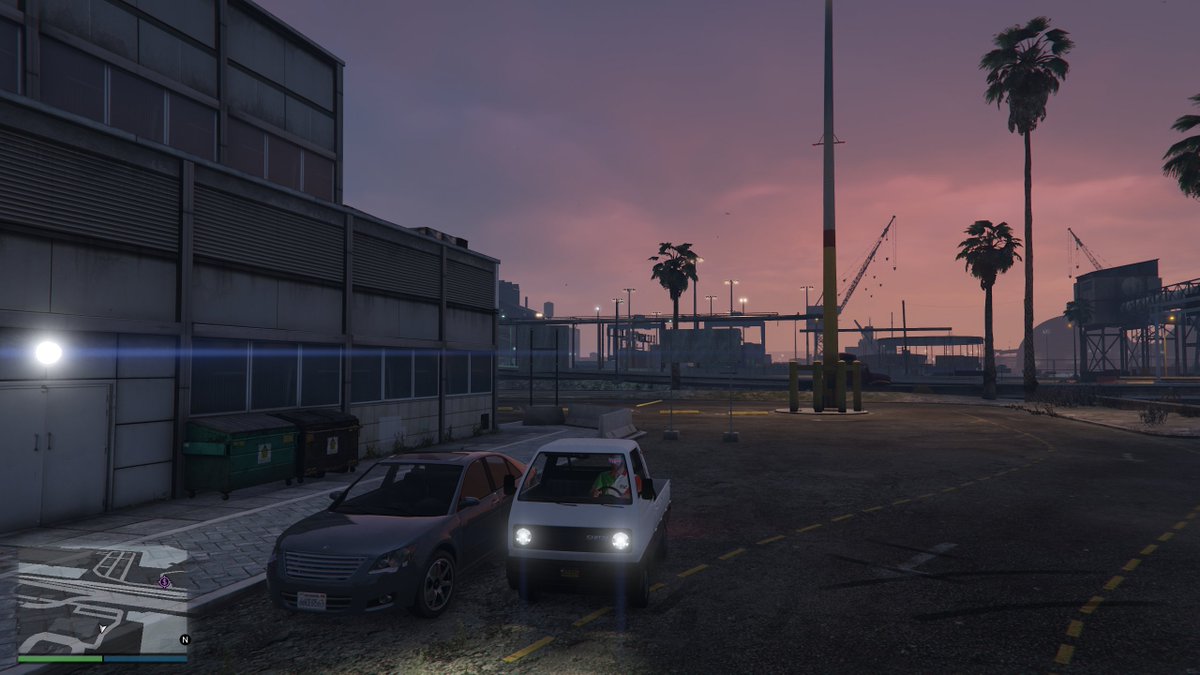 fujii30's tweet photo. GTA5

今週の割引車両にケイトラがあったので購入
一般車両より小さいのに重量感のあるハンドル、他車両と接触した時の軽量感というアベコベな性能
荷台に骨組みを積むと何故か背面防弾になるので街乗りで使う分には申し分ない
消防車ミッションが今週は報酬2倍の10万＄で美味しいです https://t.co/6LT2FLQ1w2