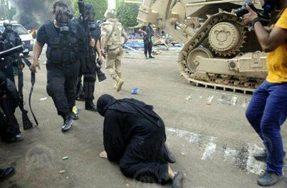 mos_lm1911's tweet photo. ام مصريه بتتوسل لظابط مجرم انه الجرافه متدوسش ابنها المصاب
الدنيا دواره والحقوق هترجع فيوم مالايام https://t.co/31DDQg2PX1