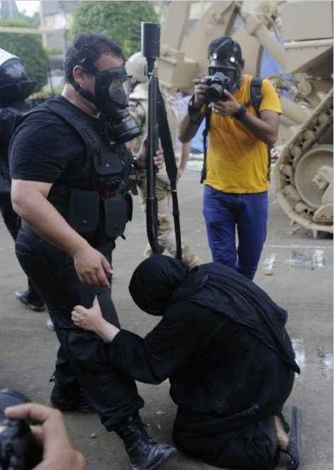 mos_lm1911's tweet photo. ام مصريه بتتوسل لظابط مجرم انه الجرافه متدوسش ابنها المصاب
الدنيا دواره والحقوق هترجع فيوم مالايام https://t.co/31DDQg2PX1