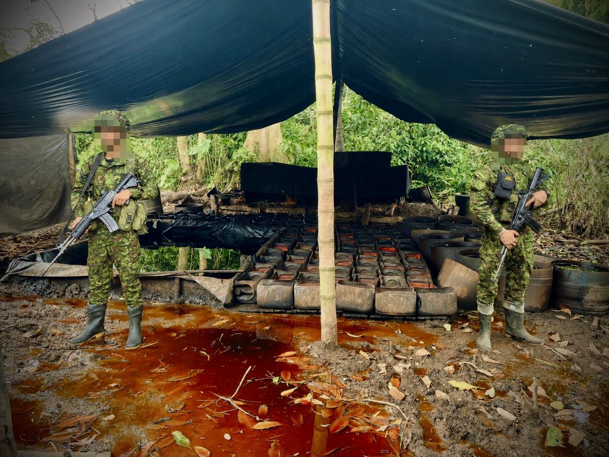 COL_EJERCITO's tweet photo. #EsNoticia | Golpe contundente al narcotráfico en #Putumayo.

Fueron inutilizadas dos estructuras clandestinas y halladas 7,7 toneladas de permanganato de potasio, insumo químico utilizado en la producción de estupefacientes.

La operación fue realizada por soldados de la #Brigada27 de @Ejercito_Div6, en coordinación con la @PoliciaColombia, mediante labores de inteligencia militar.

El resultado afecta la capacidad logística y de abastecimiento de las organizaciones dedicadas al narcotráfico en la región.

#ContundenciaOperacional