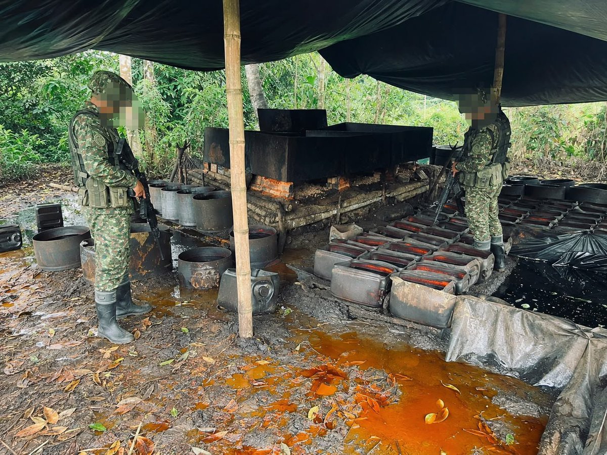 COL_EJERCITO's tweet photo. #EsNoticia | Golpe contundente al narcotráfico en #Putumayo.

Fueron inutilizadas dos estructuras clandestinas y halladas 7,7 toneladas de permanganato de potasio, insumo químico utilizado en la producción de estupefacientes.

La operación fue realizada por soldados de la #Brigada27 de @Ejercito_Div6, en coordinación con la @PoliciaColombia, mediante labores de inteligencia militar.

El resultado afecta la capacidad logística y de abastecimiento de las organizaciones dedicadas al narcotráfico en la región.

#ContundenciaOperacional