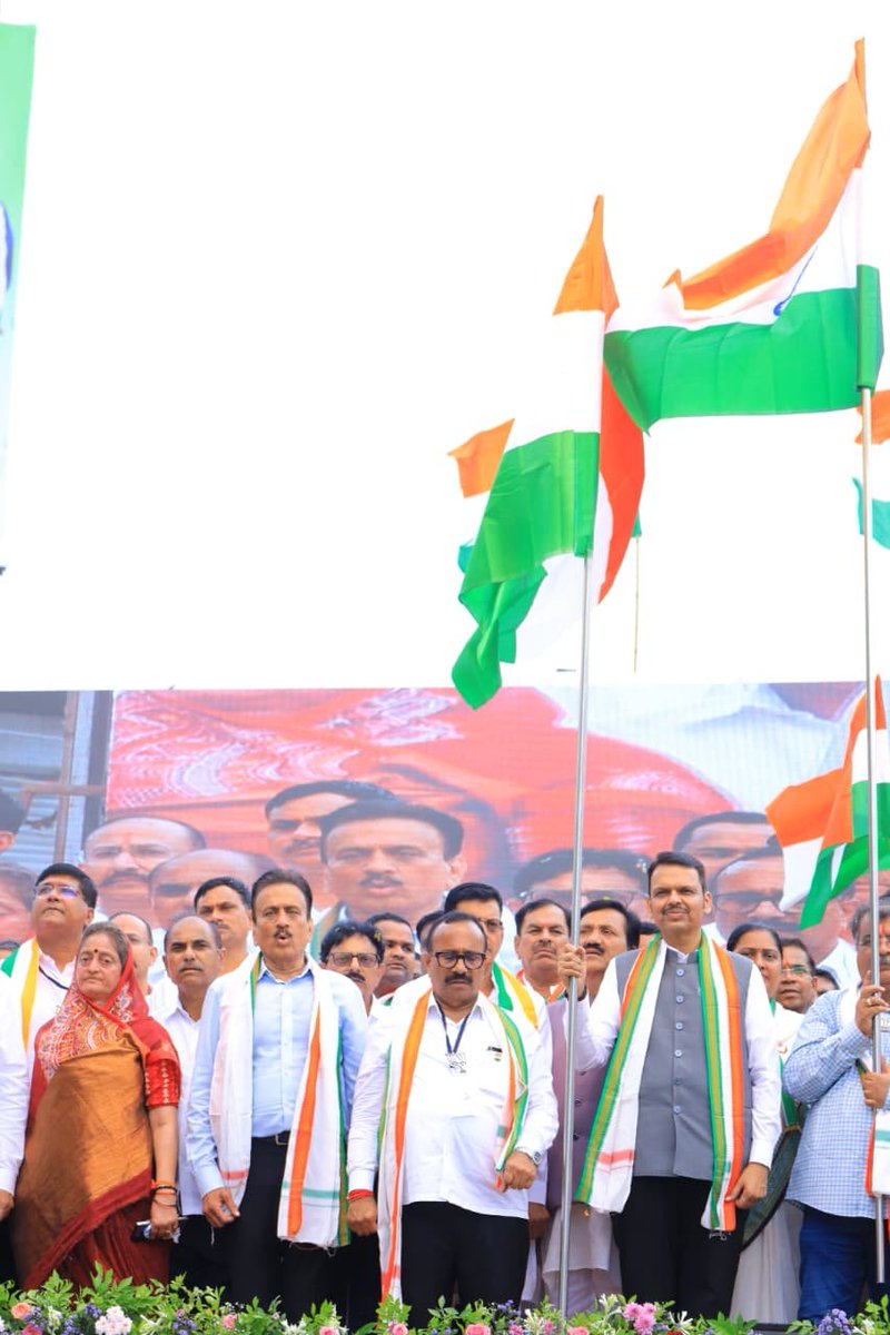 girishdmahajan's tweet photo. 📍छत्रपती संभाजीनगर

🇮🇳 हर घर तिरंगा अभियान - तिरंगा रॅली 🇮🇳

छत्रपती संभाजीनगरच्या भूमीत आज देशभक्तीचा जोश आणि राष्ट्रप्रेमाची ऊर्जा अनुभवायला मिळाली. मुख्यमंत्री श्री. देवेंद्रजी फडणवीस यांच्या प्रमुख उपस्थितीत ‘हर घर तिरंगा अभियान’ अंतर्गत भव्य तिरंगा रॅली उत्साहात पार पडली.

हातात तिरंगा आणि मनात देशाविषयी अभिमान घेऊन हजारो युवक या रॅलीत सहभागी झाले. ‘भारत माता की जय’ आणि ‘वंदे मातरम्’च्या जयघोषाने संपूर्ण परिसर राष्ट्रभक्तीच्या भावनेने भारावून गेला.

युवा शक्तीचा हा उत्स्फूर्त सहभाग देशाच्या प्रगतीसाठी त्यांच्या सकारात्मक आणि राष्ट्रहिताच्या भूमिकेची साक्ष देणारा आहे.

#TirangaRally #HarGharTiranga #Maharashtra #ChhatrapatiSambhajinagar #GirishMahajan

@Dev_Fadnavis @BJP4Maharashtra