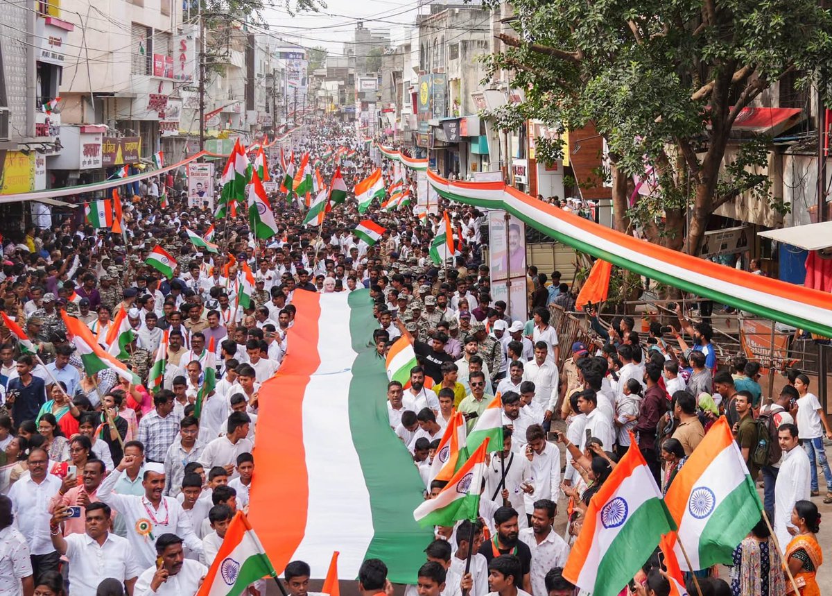 girishdmahajan's tweet photo. 📍छत्रपती संभाजीनगर

🇮🇳 हर घर तिरंगा अभियान - तिरंगा रॅली 🇮🇳

छत्रपती संभाजीनगरच्या भूमीत आज देशभक्तीचा जोश आणि राष्ट्रप्रेमाची ऊर्जा अनुभवायला मिळाली. मुख्यमंत्री श्री. देवेंद्रजी फडणवीस यांच्या प्रमुख उपस्थितीत ‘हर घर तिरंगा अभियान’ अंतर्गत भव्य तिरंगा रॅली उत्साहात पार पडली.

हातात तिरंगा आणि मनात देशाविषयी अभिमान घेऊन हजारो युवक या रॅलीत सहभागी झाले. ‘भारत माता की जय’ आणि ‘वंदे मातरम्’च्या जयघोषाने संपूर्ण परिसर राष्ट्रभक्तीच्या भावनेने भारावून गेला.

युवा शक्तीचा हा उत्स्फूर्त सहभाग देशाच्या प्रगतीसाठी त्यांच्या सकारात्मक आणि राष्ट्रहिताच्या भूमिकेची साक्ष देणारा आहे.

#TirangaRally #HarGharTiranga #Maharashtra #ChhatrapatiSambhajinagar #GirishMahajan

@Dev_Fadnavis @BJP4Maharashtra