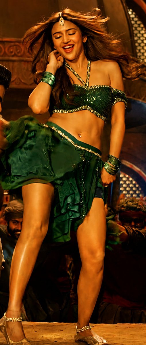 glamverse_x's tweet photo. She made this song more spicy by just dropping blouse straps 🔥🔥🔥
Her thighs 🔥🔥 🥵 🥵 
#sreeleela https://t.co/QThAEAwkzr