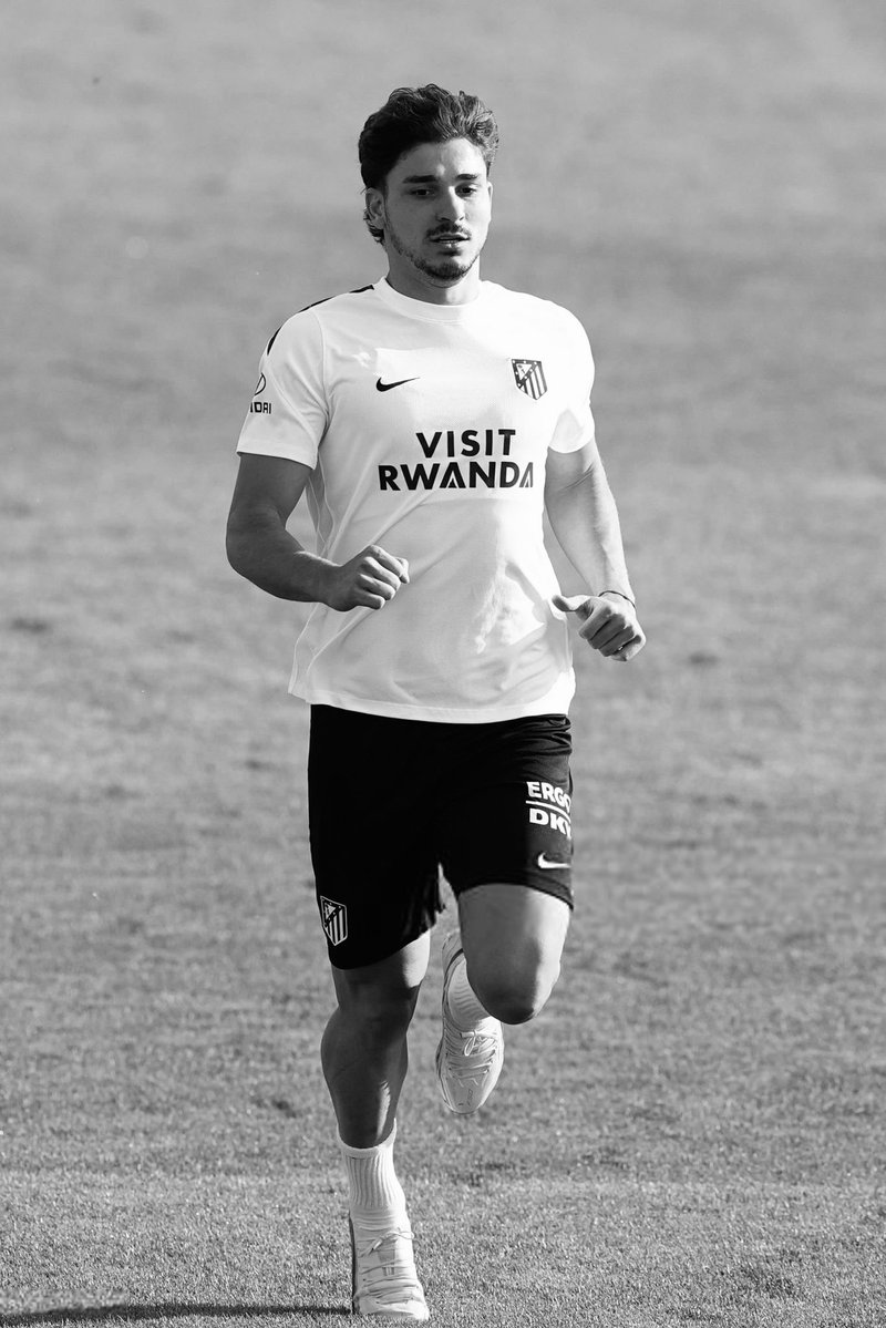 AlbicelesteTalk's tweet photo. 🧨 BREAKING: "According to Julián Álvarez's camp, when Julián publicly expressed his desire to leave, it was actually Atlético themselves who encouraged him to make his position public. 

"He had already informed the club privately that he wanted to go and Atlético told him that if he truly wanted to leave, he should say it publicly so supporters would understand that it was the player’s decision to seek an exit, not the club’s.

"After he declared this, Atleti board didn't like it because they didn't expect him to do so they lied to Julian and his camp, who feel lied and betrayed." @arevalo_martin @ESPNArgentina 🔴🔴