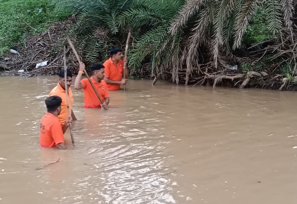 SDRFRaj's tweet photo. SDRF राजस्थान के ADGP श्री रूपिन्दर सिंघ IPS एवं कमाण्डेन्ट श्री रेवन्त दान IPS के निर्देशन में डी कम्पनी उदयपुर की डी-07 टीम ने प्रतापगढ़ के जाखणियां नाले में बहे रामलाल मीणा के शव को बरामद कर स्थानीय प्रशासन को सुपुर्द किया।

#SDRFRajasthan #RescueOperation

@PratapgrhPolice https://t.co/gqBMmJveta