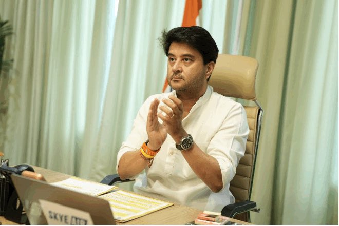 pib_comm's tweet photo. Union Minister of Communications Shri @JM_Scindia Inaugurates First-Ever Drone Delivery of Tiranga by @IndiaPostOffice 

Read here: https://t.co/20ARbHpmvE

@PIB_India @PemmasaniOnX https://t.co/WKuHzsFBrG