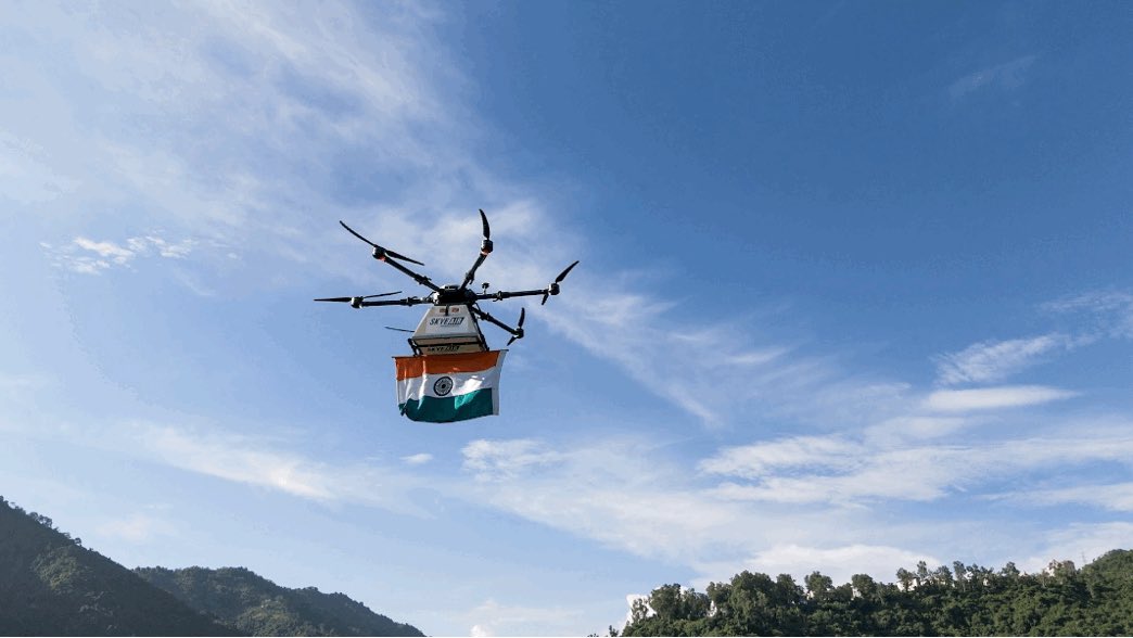 pib_comm's tweet photo. Union Minister of Communications Shri @JM_Scindia Inaugurates First-Ever Drone Delivery of Tiranga by @IndiaPostOffice 

Read here: https://t.co/20ARbHpmvE

@PIB_India @PemmasaniOnX https://t.co/WKuHzsFBrG