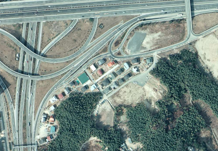 viola4gen's tweet photo. 国土地理院の航空写真は出典を明記することで利用可能なので…
1975年国土地理院撮影の航空写真には、千里インター南東に住宅地らしきものが映っています
これが「ABCハウジング千里プラザ」でした https://t.co/yKYS6zy4Rx