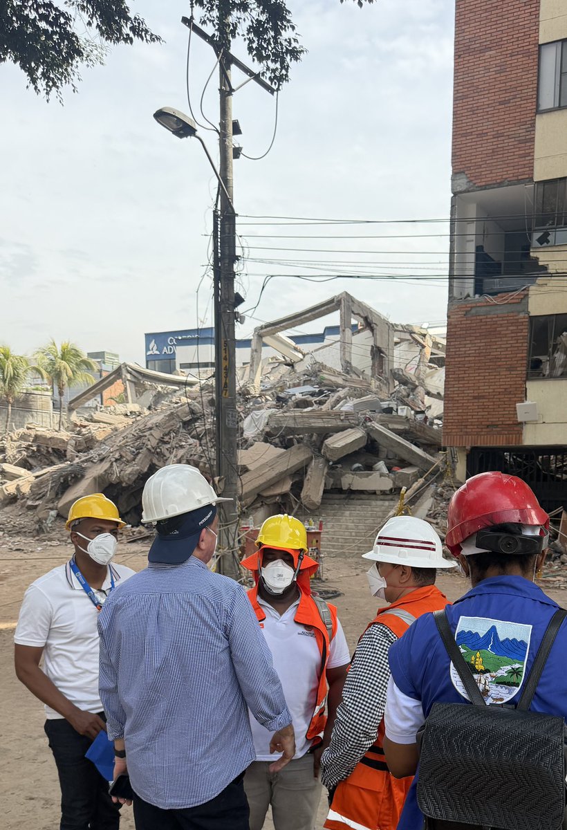 personeriacali's tweet photo. Confirman organismos de socorro que, por lo menos, hay tres personas con vida bajo los escombros del edificio Vanessa, ubicado en la calle 9A con carrera 44, en el sur de Cali.

En este momento es fundamental permitir el trabajo de los organismos de socorro, mantener despejada la zona y seguir las indicaciones de las autoridades.

🙏 La esperanza está puesta en que las labores de rescate permitan encontrarlas y rescatarlas con vida.
