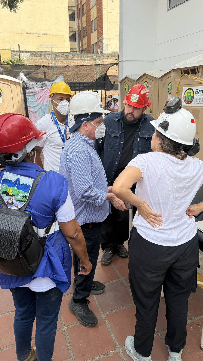 personeriacali's tweet photo. Confirman organismos de socorro que, por lo menos, hay tres personas con vida bajo los escombros del edificio Vanessa, ubicado en la calle 9A con carrera 44, en el sur de Cali.

En este momento es fundamental permitir el trabajo de los organismos de socorro, mantener despejada la zona y seguir las indicaciones de las autoridades.

🙏 La esperanza está puesta en que las labores de rescate permitan encontrarlas y rescatarlas con vida.