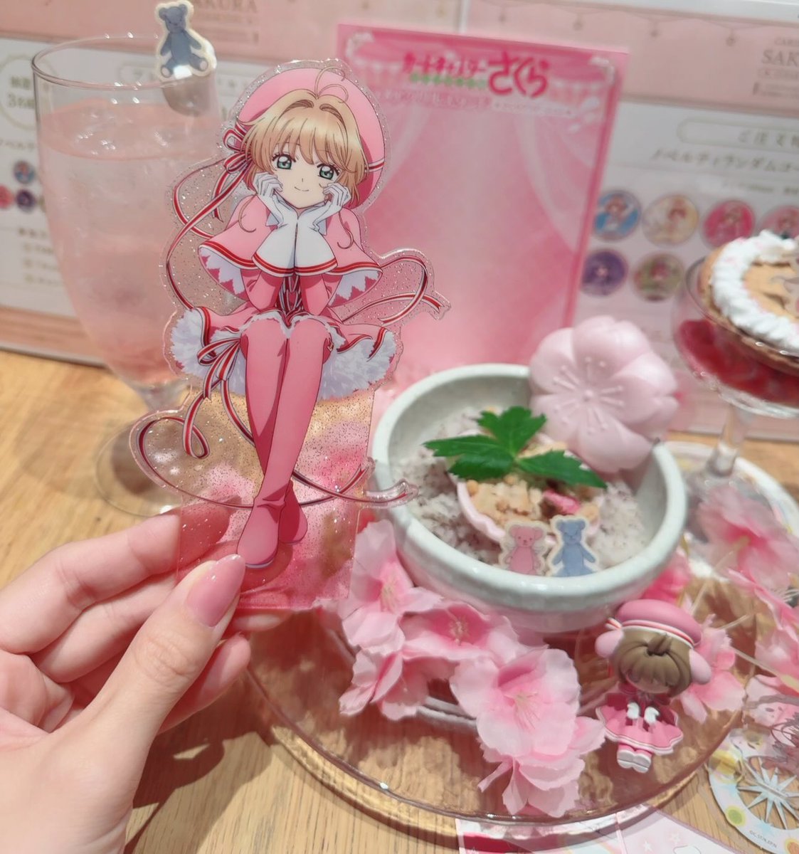 KanayanS08's tweet photo. 8.12♡一昨日はみなちゃんとさくらちゃんカフェ🌸今年のメニューもかわいいし美味しかった！！グッズのアクリルカード分厚くてブロックみたいでめちゃ良い🥺🌸🌸 https://t.co/WxwuiHiSY1