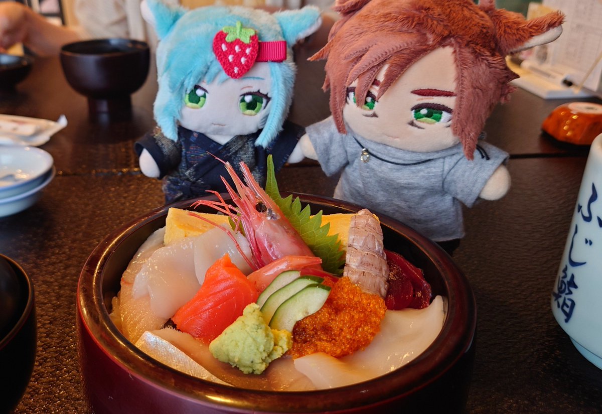 Hiryuu_A's tweet photo. 行きがけに寄ったとこで土器とか黒曜石の矢尻とか置いてあってめっちゃテンションあがった！！
あと海鮮丼目当ての店閉まってたけど別に行ったところすごい美味しくて良かった！！
道の駅もプラプラしてソフトクリームも食べて目もお腹も満たされて満足なドライブだった(*^^*) https://t.co/elReerMv8o