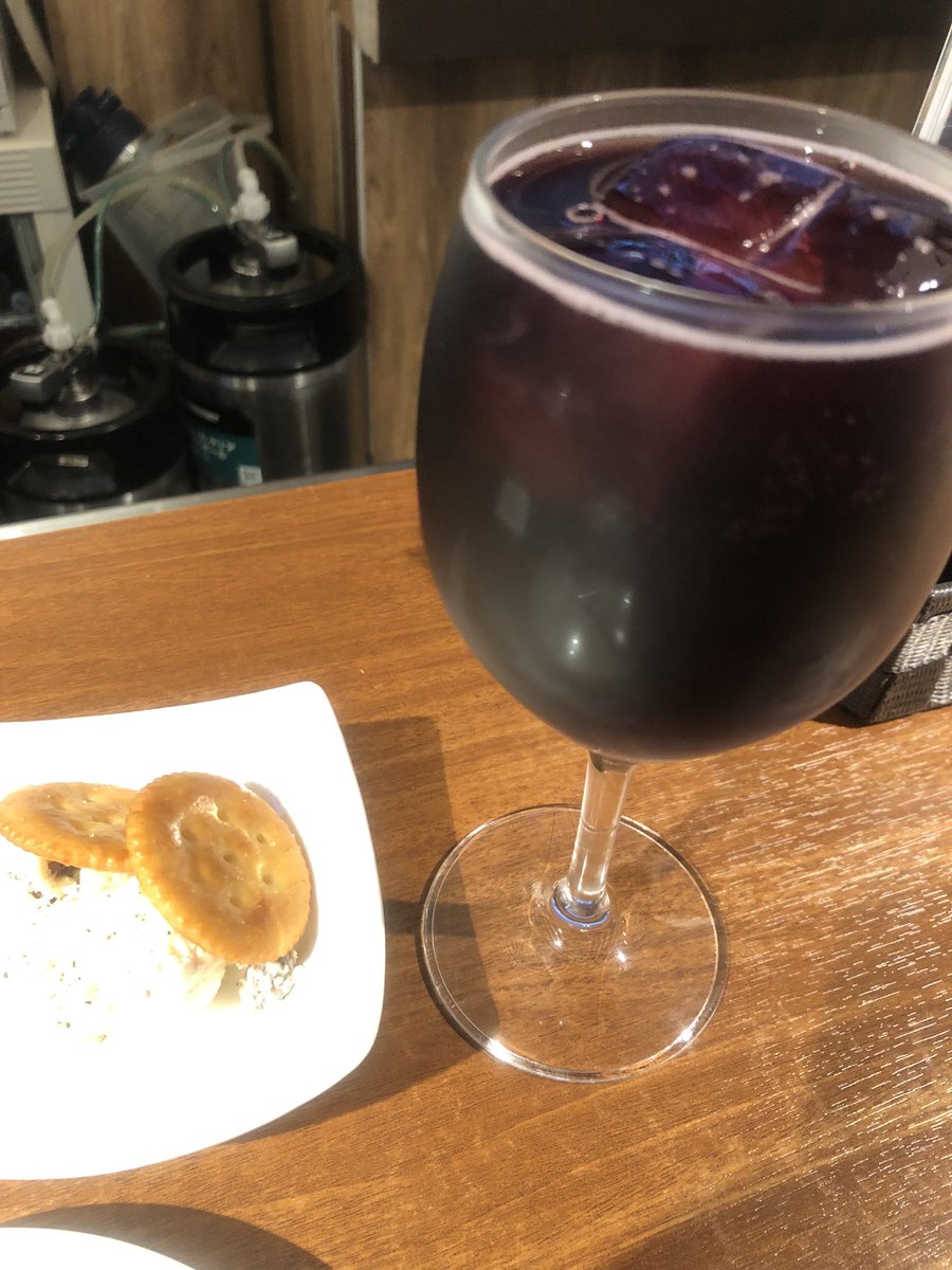 mio_wimps's tweet photo. ピザスタンド@神田
キティ（赤ワインのジンジャーエール割）とマルゲリータ
ピザこのボリュームと味で550円は安い https://t.co/E1uPN3jaSt
