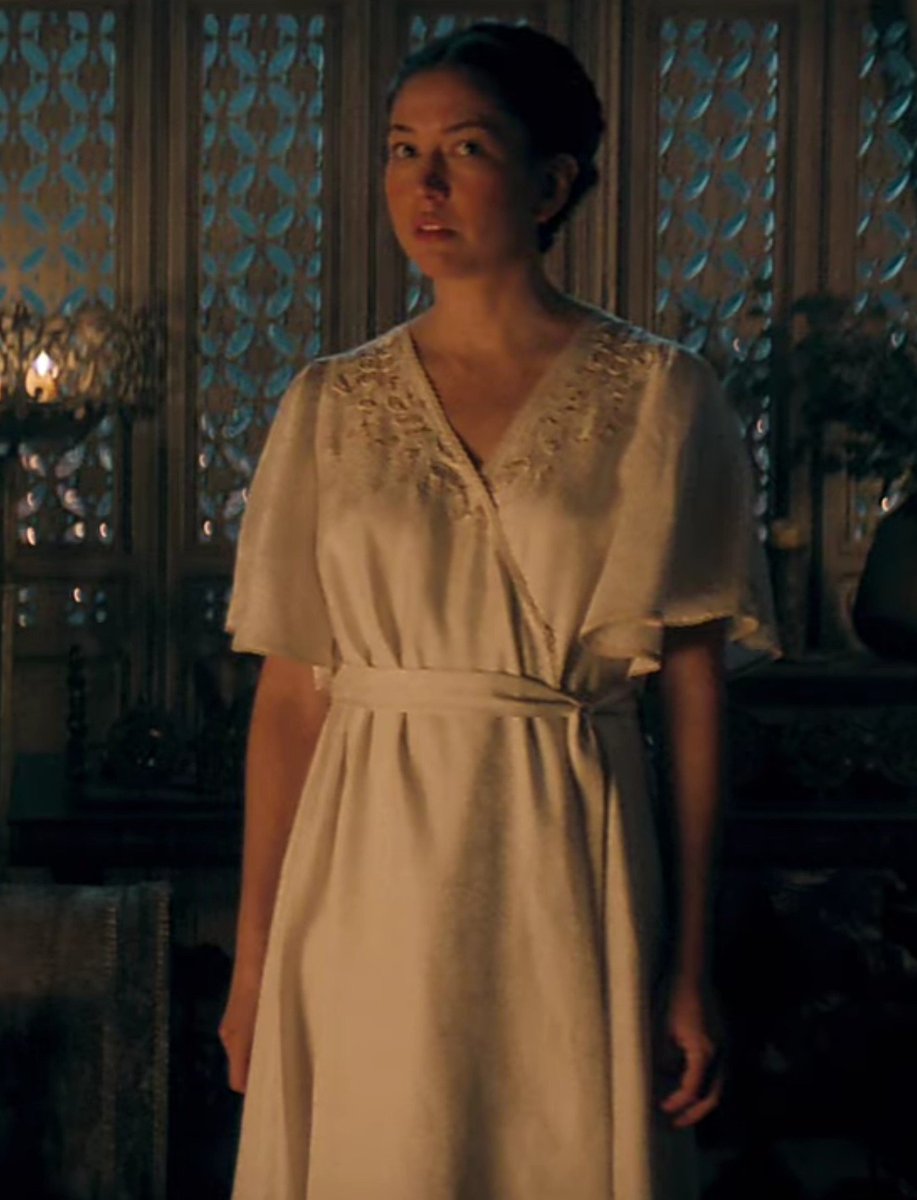 eunsplace's tweet photo. going to my employee's chambers in the middle of the night clearly just to discuss her loyalty and nothing else https://t.co/kOgXRhw1Dg