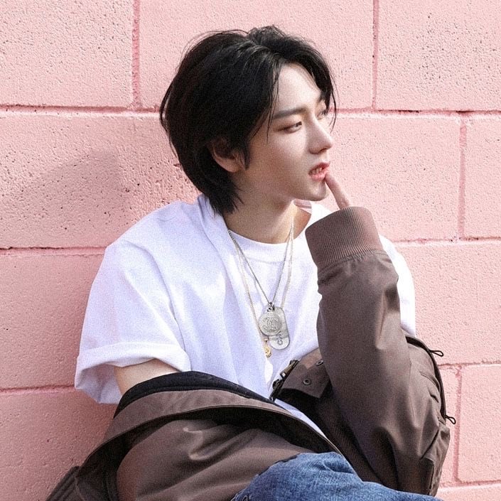 ewuoshx's tweet photo. 데뷔초 성호 진짜 씹존예인거 아는 사람 ㅋㅋ https://t.co/BtzdRHqAbm