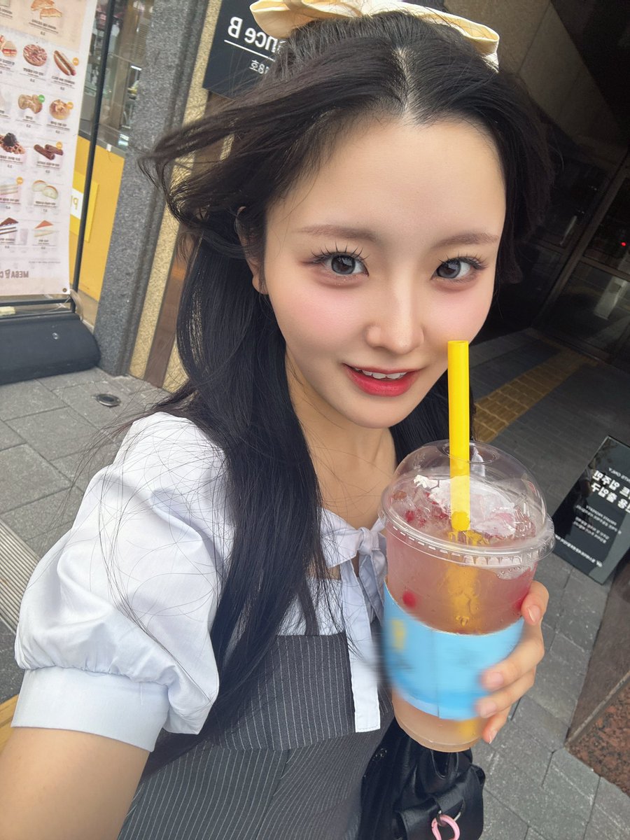 coco_KLM_0218's tweet photo. 念願の、どデカドリンクを飲めて嬉しそうな顔！！！✨

明日はライブですので、早く寝ます！
嬉しいなー楽しみでにこにこしてるよ

それでは！おやすみなさい😴🌙

 #カワラボメイツ  #山下ここ https://t.co/hj1UmutH3j