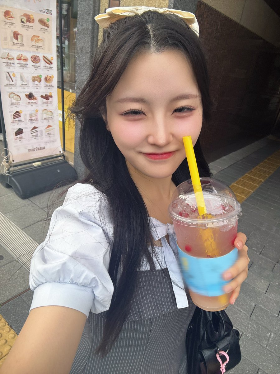 coco_KLM_0218's tweet photo. 念願の、どデカドリンクを飲めて嬉しそうな顔！！！✨

明日はライブですので、早く寝ます！
嬉しいなー楽しみでにこにこしてるよ

それでは！おやすみなさい😴🌙

 #カワラボメイツ  #山下ここ https://t.co/hj1UmutH3j