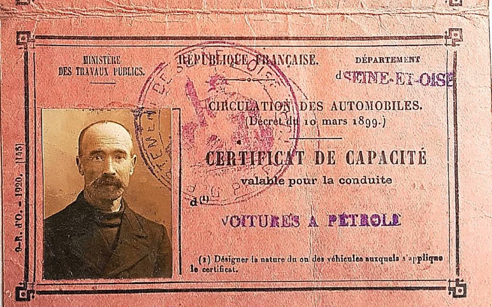 CeJour_Histoire's tweet photo. La France a créé le permis de conduire un 14 août, à une époque où il n'y avait pas 2 000 voitures dans tout le pays.

En 1893, ces engins bruyants commencent à effrayer les chevaux et les passants. Le préfet de police de Paris, Louis Lépine, décide d'encadrer tout ça.

Il crée un « certificat de capacité » : pour conduire, il faut désormais passer un examen. C'est l'ancêtre direct du permis, et le premier au monde.

L'examen est simple mais réel. Un ingénieur vérifie que vous savez démarrer, diriger, vous arrêter, et réparer une panne de base.

Il faut avoir 21 ans. Et au début, il faut être un homme : les femmes n'y auront droit que quelques années plus tard.

Déjà, une limite de vitesse est fixée. 20 kilomètres par heure sur route, 12 seulement en ville.

Tout ça, en 1893, pour à peine 1 700 voitures. Le code de la route est né avant les embouteillages.