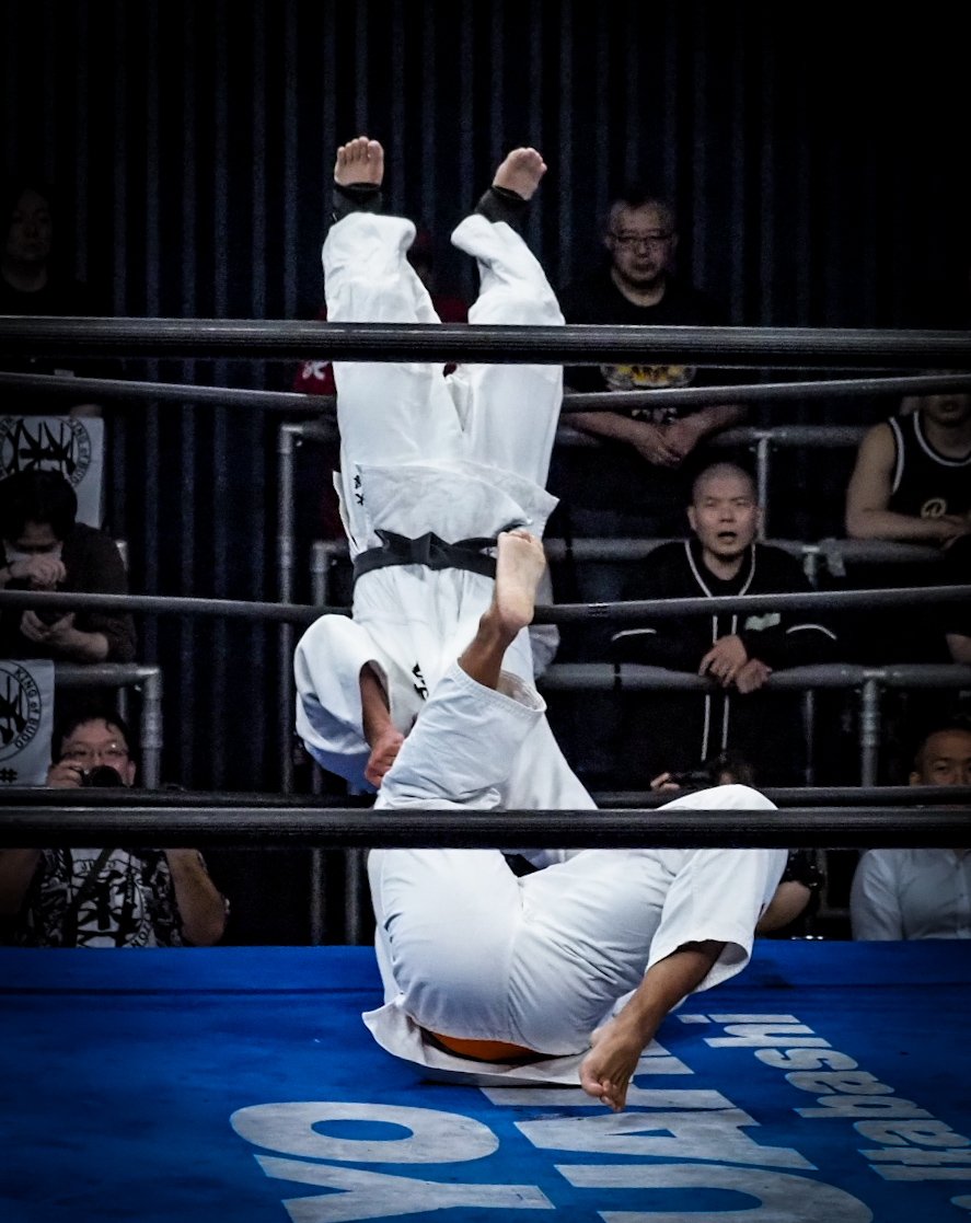 whatever_spicy2's tweet photo. #pro_j #ゴキゲンプロレス ［8.14 インイタ］“背中をマットにつくこと”が致命的となる柔道ルールで、関札皓太の巴投げに、その背をトップロープに預け、スプリングボード式にリング中央に戻り一本を回避する趙雲子龍。凄え。プロ柔道凄え。 https://t.co/wb1FJPrcXM