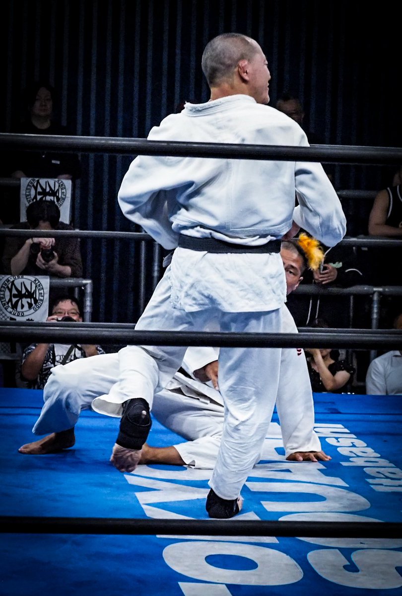 whatever_spicy2's tweet photo. #pro_j #ゴキゲンプロレス ［8.14 インイタ］“背中をマットにつくこと”が致命的となる柔道ルールで、関札皓太の巴投げに、その背をトップロープに預け、スプリングボード式にリング中央に戻り一本を回避する趙雲子龍。凄え。プロ柔道凄え。 https://t.co/wb1FJPrcXM