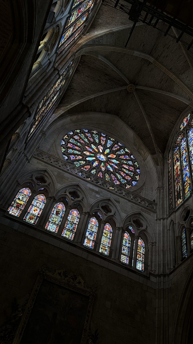 LeonAyto's tweet photo. 👋💫 La luz de las vidrieras de la Catedral de #LeónEsp es hoy la protagonista de la imagen elegida para despedirnos del miércoles #LeónEspaña #LeónEsp #LeónSoloHayUno https://t.co/ltZsxC2a6s