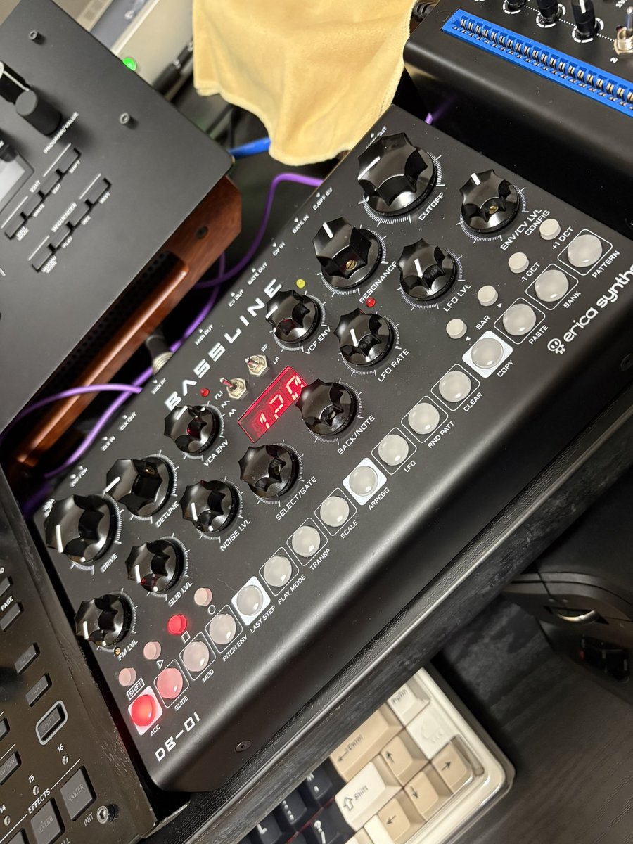 monochro_take's tweet photo. erica synthsのデスクトップシンセにどっぷり浸かってみて感じたのはDB-01はかなりまともなシンセだってことですね。初ericaの時はかなり変態な機材だと感じまし���けどpico system 3の後だとむしろ素直で鍵盤レスでも遊びに振れるみた��な印象で、次来るLXR02も期待してしまう https://t.co/nagApuDpX1