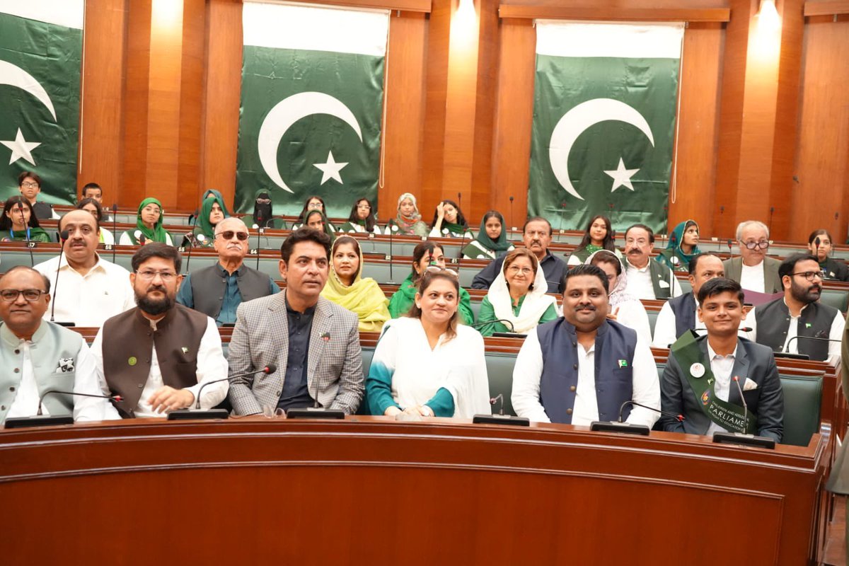 Sadiajavedppp's tweet photo. Today, we honour the sacrifices of our elders and renew our commitment to a stronger, democratic and prosperous Pakistan. May our national flag always fly high! 🇵🇰💚

#PakistanZindabad #14thAugust #IndependenceDay https://t.co/uqGtA3byyn