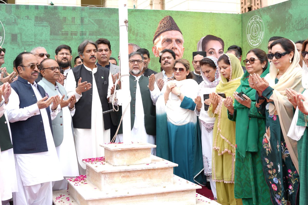Sadiajavedppp's tweet photo. Today, we honour the sacrifices of our elders and renew our commitment to a stronger, democratic and prosperous Pakistan. May our national flag always fly high! 🇵🇰💚

#PakistanZindabad #14thAugust #IndependenceDay https://t.co/uqGtA3byyn