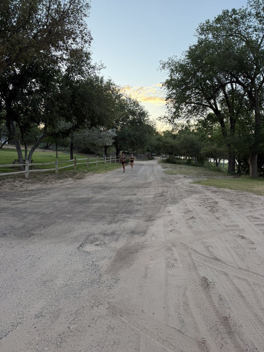 randalltrack's tweet photo. Lady Raider CC getting in great hill work on the last Friday of summer 🏴‍☠️💪 https://t.co/ju1cbYGhvE