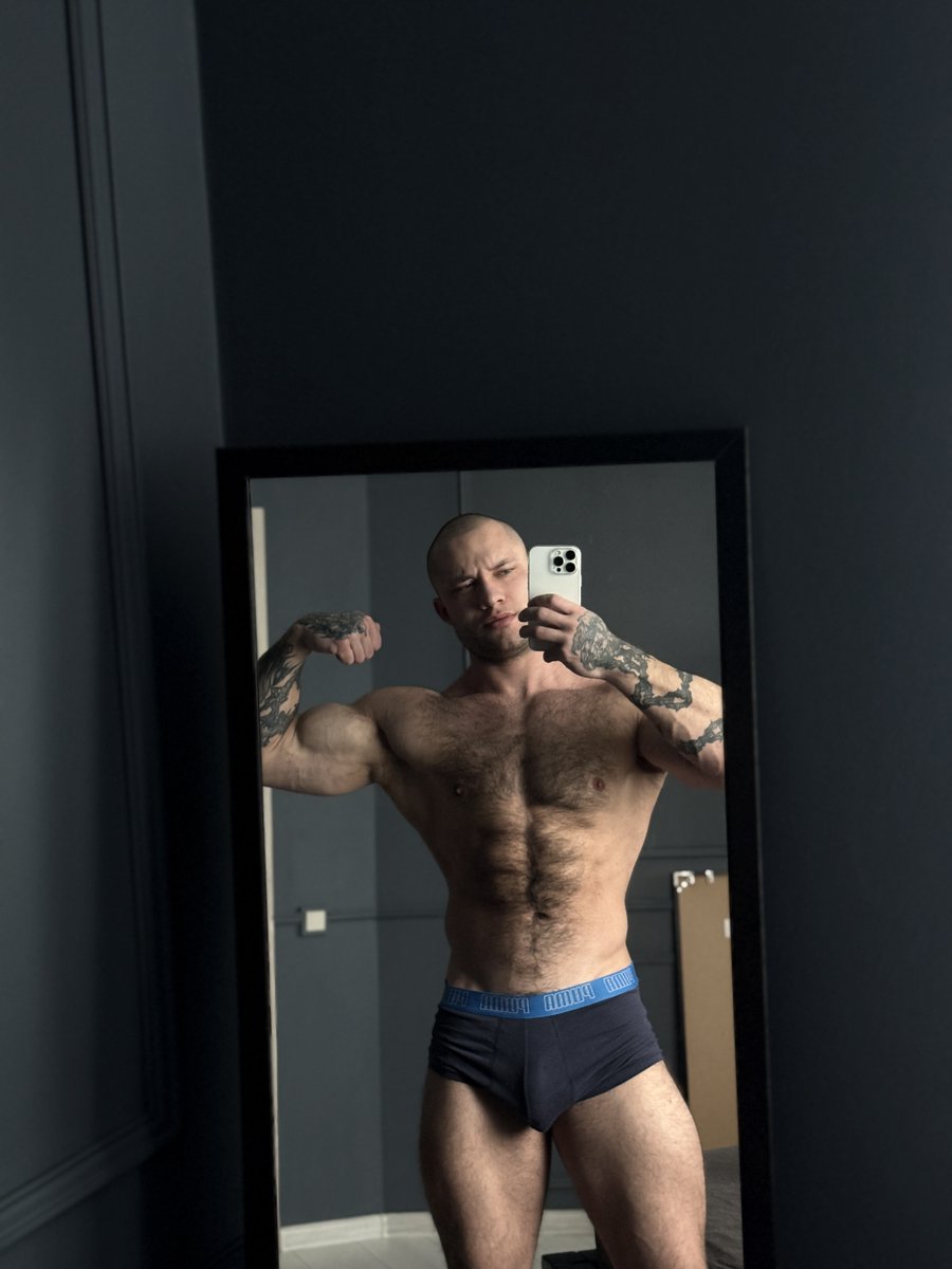 RichHunterFit's tweet photo. Feel how strong my arm is 👅 https://t.co/AjvVaG0FPK