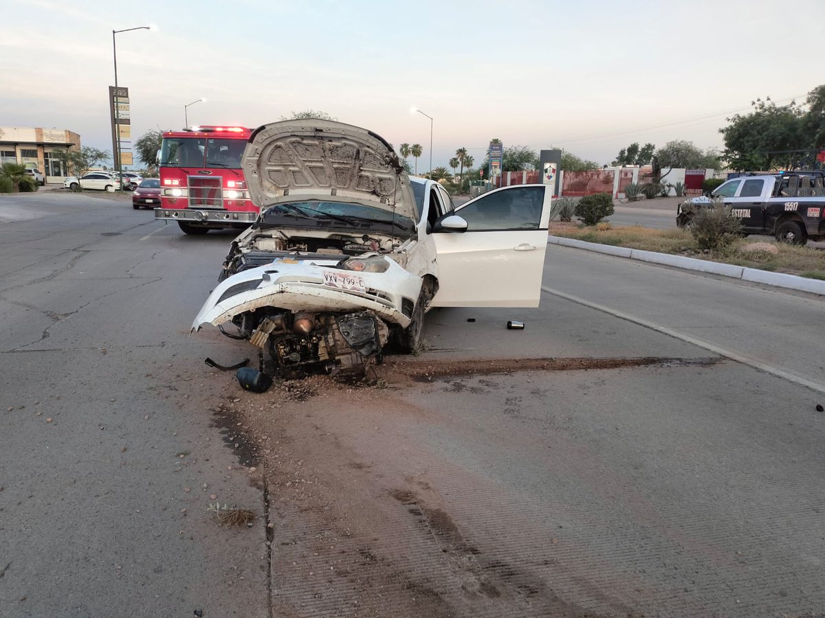 elmitoteromx's tweet photo. 🚗 Se queda dormido al volante, termina con el auto destrozado y sale ileso en Hermosillo

Un aparatoso accidente de tránsito se registró en el cruce de los bulevares Colosio y Quiroga esta mañana, , donde un automóvil terminó prácticamente como pérdida total, con severos daños y el motor expuesto.

De acuerdo con reportes extraoficiales, el conductor, un joven de aproximadamente 30 años, habría perdido el control de la unidad luego de quedarse dormido al volante. Las marcas de los neumáticos indicarían que el vehículo subió al camellón y derrapó varios metros antes de detenerse.

Lo sorprendente del accidente es que, pese a las condiciones en las que quedó el automóvil, el conductor se encuentra bien y aparentemente no presentó lesiones visibles.

A la brevedad, al lugar acudieron elementos de Bomberos de Hermosillo. 

#ElMitotero #OrgullosamenteMitotero